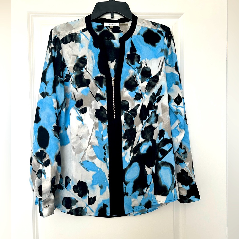 Women’s NWOT Calvin Klein V Neck Blue Floral Roll Up Sleeve Blouse - Sz M